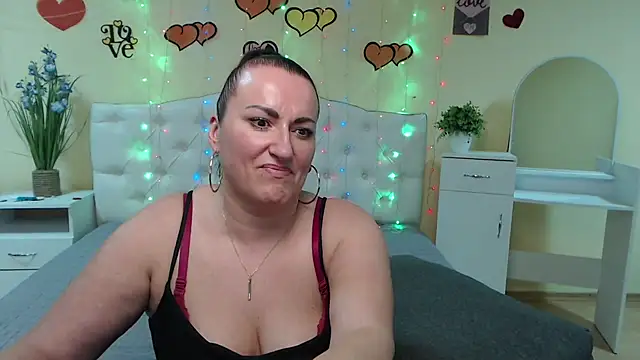 Snapshot of DianaMGG chatting on March 2025 04:13:02 PM DianaMGG online show from March 2025 04:13:02 PM