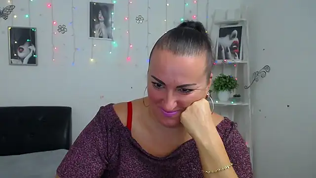 Snapshot of DianaMGG chatting on October 2025 05:27:02 AM DianaMGG online show from October 2025 05:27:02 AM