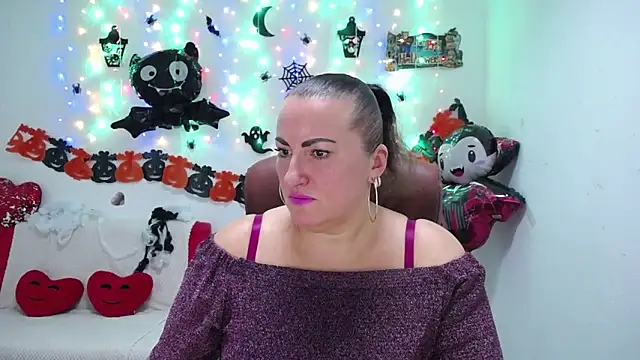 Snapshot of DianaMGG chatting on October 2025 05:14:01 PM DianaMGG online show from October 2025 05:14:01 PM