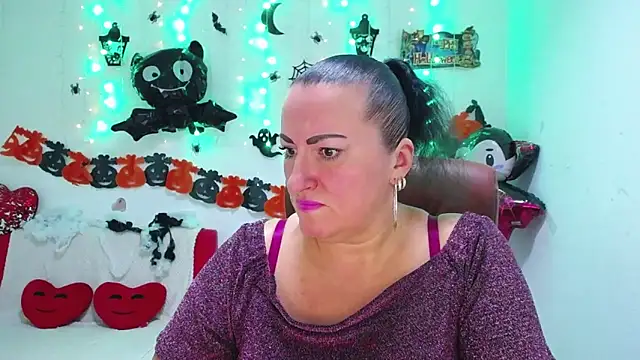 Snapshot of DianaMGG chatting on October 2025 05:19:02 AM DianaMGG online show from October 2025 05:19:02 AM