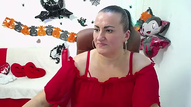 Snapshot of DianaMGG chatting on October 2025 06:48:01 PM DianaMGG online show from October 2025 06:48:01 PM