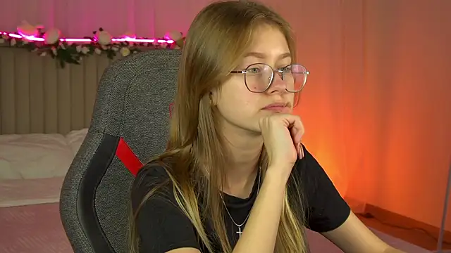 Snapshot of EveMundie chatting on September 2025 11:14:01 AM EveMundie online show from September 2025 11:14:01 AM