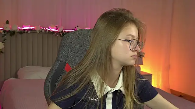 Snapshot of EveMundie chatting on October 2025 10:11:01 AM EveMundie online show from October 2025 10:11:01 AM