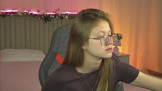 Snapshot of EveMundie chatting on October 2025 06:22:02 AM EveMundie online show from October 2025 06:22:02 AM