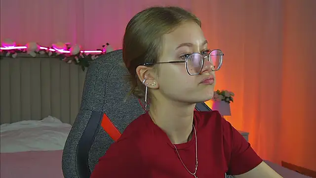 Snapshot of EveMundie chatting on October 2025 12:46:01 PM EveMundie online show from October 2025 12:46:01 PM