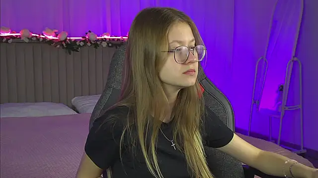 Snapshot of EveMundie chatting on October 2025 06:33:01 AM EveMundie online show from October 2025 06:33:01 AM