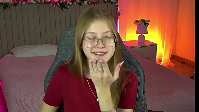 Snapshot of EveMundie chatting on October 2025 12:28:02 PM EveMundie online show from October 2025 12:28:02 PM