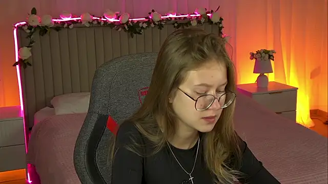 Snapshot of EveMundie chatting on October 2025 12:28:01 PM EveMundie online show from October 2025 12:28:01 PM