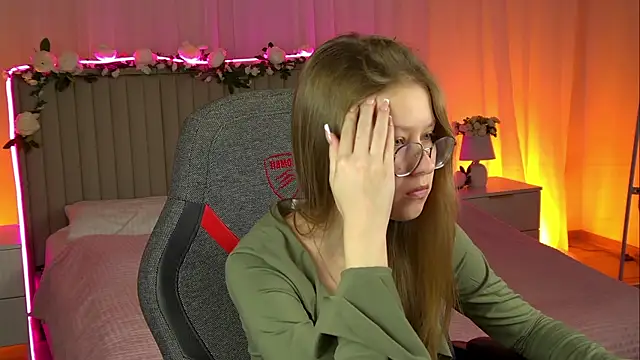 Snapshot of EveMundie chatting on October 2025 06:32:01 AM EveMundie online show from October 2025 06:32:01 AM