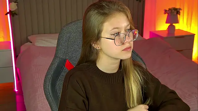 Snapshot of EveMundie chatting on October 2025 01:23:04 PM EveMundie online show from October 2025 01:23:04 PM