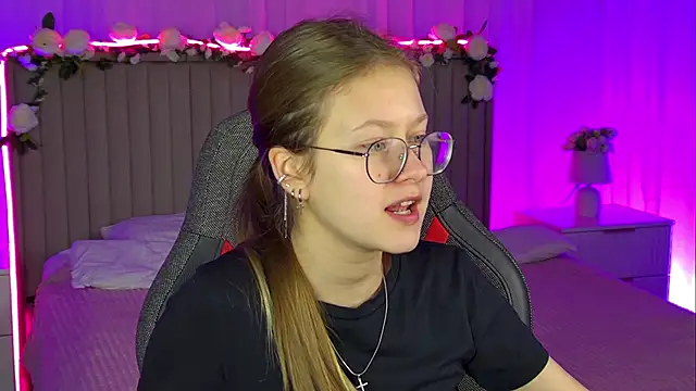 Snapshot of EveMundie chatting on November 2025 06:35:01 AM EveMundie online show from November 2025 06:35:01 AM