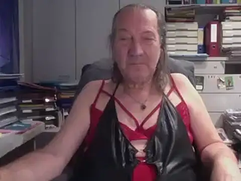 Snapshot of HMStraps01 chatting on November 2025 08:33:02 AM HMStraps01 online show from November 2025 08:33:02 AM