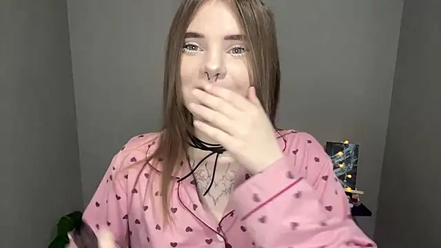 Snapshot of CarolinePepper chatting on March 2025 05:06:02 PM CarolinePepper online show from March 2025 05:06:02 PM