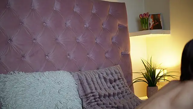 MaiaMini online show from November 2025 09:03:02 PM