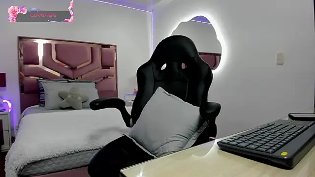 Snapshot of MollyCraft chatting on February 2025 05:53:01 PM MollyCraft online show from February 2025 05:53:01 PM