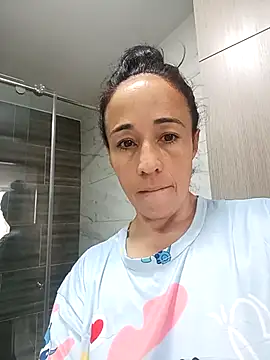 Snapshot of Coeur_de_luxure chatting on September 2025 02:22:02 PM Coeur de luxure online show from September 2025 02:22:02 PM