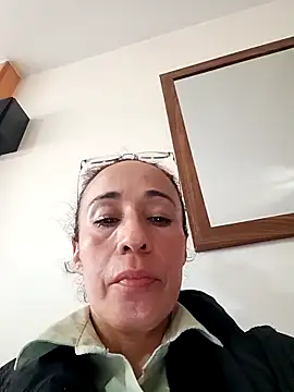 Snapshot of Coeur_de_luxure chatting on October 2025 07:04:02 PM Coeur de luxure online show from October 2025 07:04:02 PM