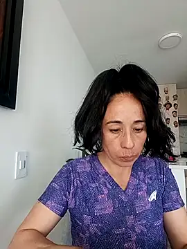 Snapshot of Coeur_de_luxure chatting on November 2025 07:03:01 PM Coeur de luxure online show from November 2025 07:03:01 PM