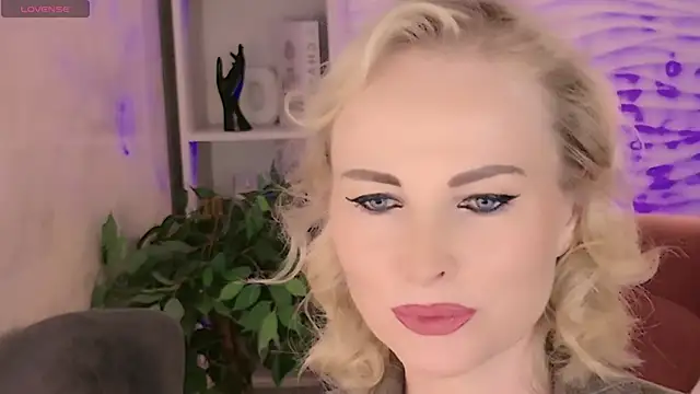 Snapshot of Sandra_Kind chatting on June 2026 05:23:01 AM Sandra Kind online show from June 2026 05:23:01 AM