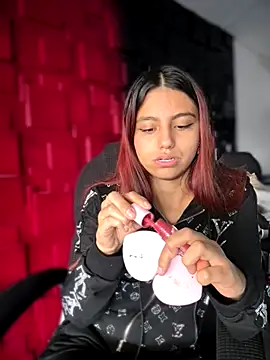 Snapshot of Emily-teen chatting on December 2025 07:42:02 PM Emily-teen online show from December 2025 07:42:02 PM