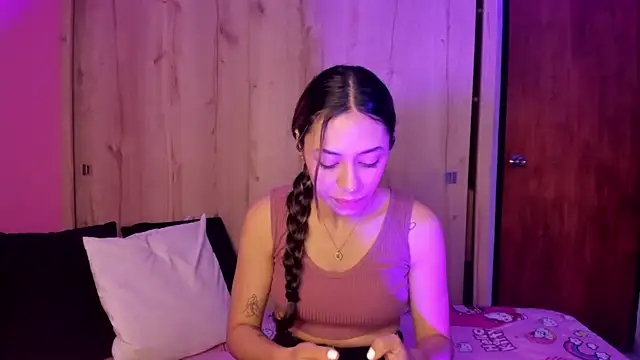 Snapshot of TANIA_06 chatting on May 2026 01:10:02 PM TANIA 06 online show from May 2026 01:10:02 PM