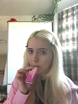 Snapshot of Blondie_Sofia_Essexbabe chatting on November 2025 12:15:02 PM Blondie Sofia Essexbabe online show from November 2025 12:15:02 PM