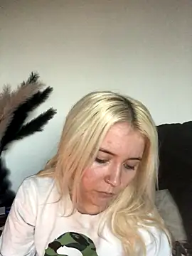 Snapshot of Blondie_Sofia_Essexbabe chatting on November 2025 03:47:01 PM Blondie Sofia Essexbabe online show from November 2025 03:47:01 PM