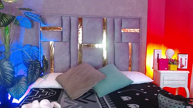 Tyla Ks online show from December 2025 08:48:02 PM