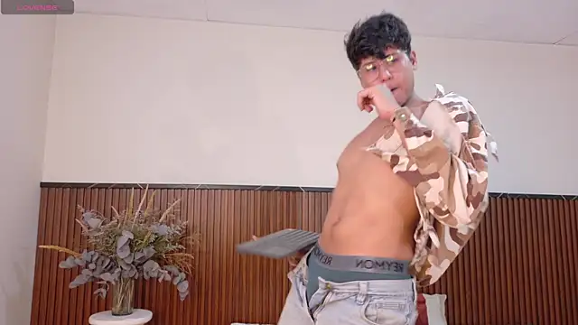 Snapshot of Raiden__Boy chatting on March 2025 10:16:01 PM Raiden Boy online show from March 2025 10:16:01 PM