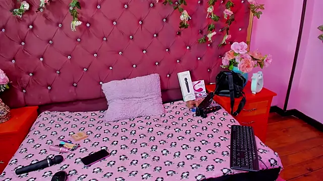 Snapshot of _SalomeParra1 chatting on September 2025 12:52:02 PM SalomeParra1 online show from September 2025 12:52:02 PM