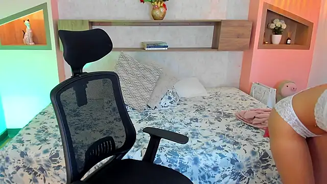 Lucia Brown  online show from March 2025 06:25:01 PM