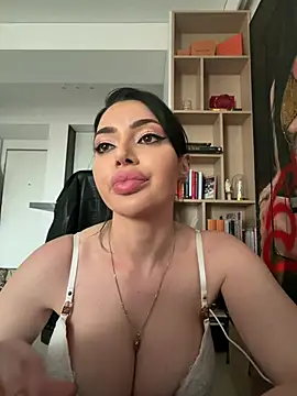 Mia Splash online show from April 2026 04:05:01 PM