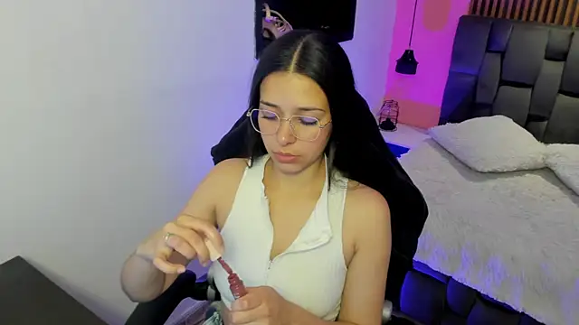 angeline davies online show from October 2025 04:00:02 AM