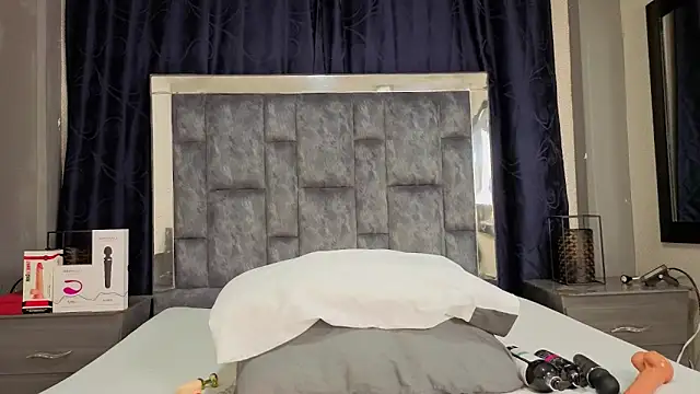 Snapshot of Effie_cooper chatting on October 2025 08:51:02 PM Effie cooper online show from October 2025 08:51:02 PM