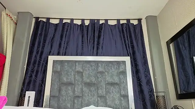 Snapshot of Effie_cooper chatting on November 2025 07:35:02 PM Effie cooper online show from November 2025 07:35:02 PM