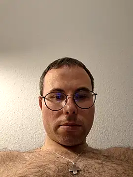 Snapshot of Simonudist chatting on December 2025 08:25:02 PM Simonudist online show from December 2025 08:25:02 PM