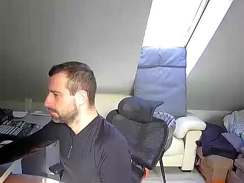 gryzoon online show from October 2025 12:37:01 PM