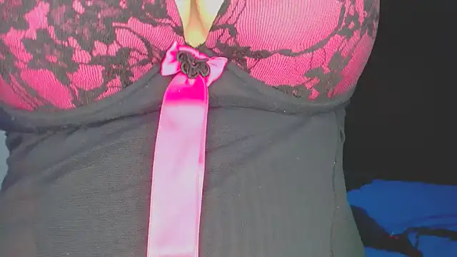 Snapshot of roxanasexy2025 chatting on October 2025 12:11:01 PM roxanasexy2025 online show from October 2025 12:11:01 PM