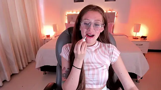 Emily Warren  online show from October 2025 07:33:02 PM