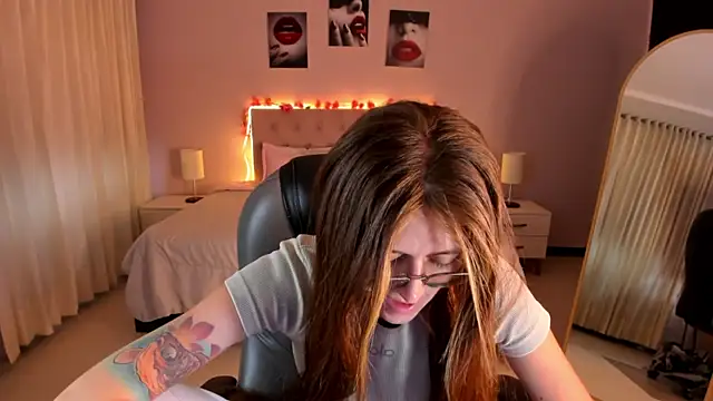 Emily Warren  online show from April 2026 08:55:01 PM