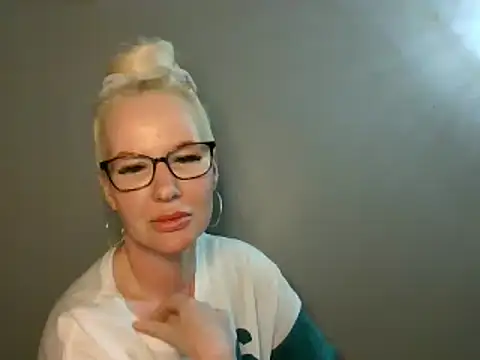 Snapshot of Blonde-Grace chatting on September 2025 01:18:02 AM Blonde-Grace online show from September 2025 01:18:02 AM