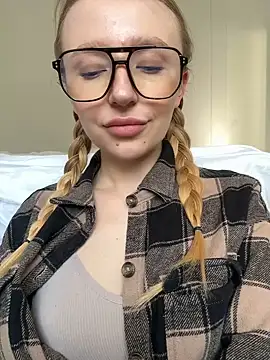 Snapshot of EvaBrooklyn chatting on March 2025 12:45:01 PM EvaBrooklyn online show from March 2025 12:45:01 PM