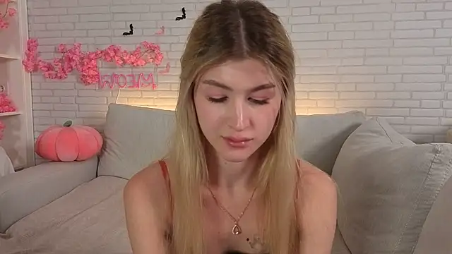 Snapshot of Tessalune_ chatting on November 2025 03:36:01 PM Tessalune online show from November 2025 03:36:01 PM