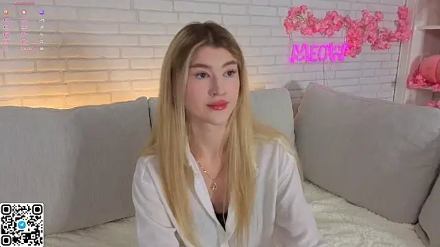 Snapshot of Tessalune_ chatting on November 2025 03:08:02 AM Tessalune online show from November 2025 03:08:02 AM