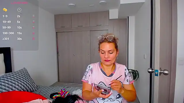 Snapshot of CarolinneFiotti chatting on September 2025 02:28:02 PM CarolinneFiotti online show from September 2025 02:28:02 PM