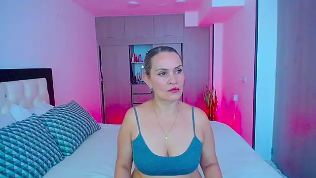 Snapshot of CarolinneFiotti chatting on September 2025 01:15:02 PM CarolinneFiotti online show from September 2025 01:15:02 PM