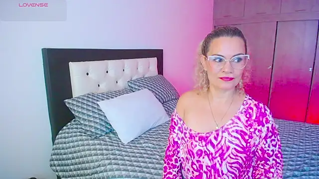 Snapshot of CarolinneFiotti chatting on September 2025 01:16:02 PM CarolinneFiotti online show from September 2025 01:16:02 PM