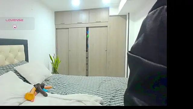 Snapshot of CarolinneFiotti chatting on October 2025 02:56:01 PM CarolinneFiotti online show from October 2025 02:56:01 PM