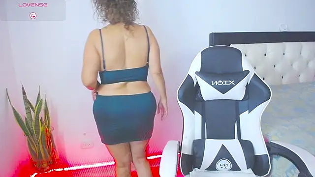 Snapshot of CarolinneFiotti chatting on October 2025 11:58:01 AM CarolinneFiotti online show from October 2025 11:58:01 AM