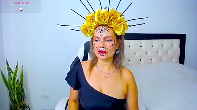 Snapshot of CarolinneFiotti chatting on October 2025 04:41:01 PM CarolinneFiotti online show from October 2025 04:41:01 PM